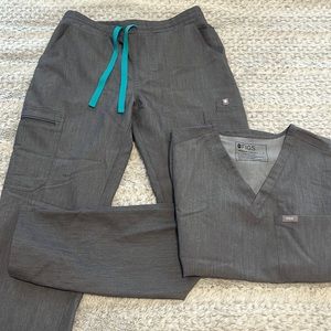 FIGS Graphite Scrub Set size S